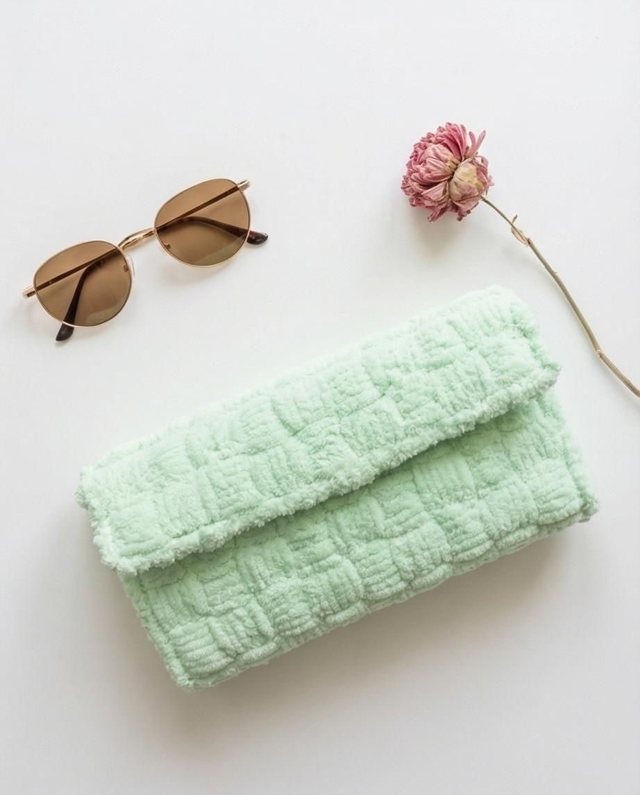 VT BAGS – MODELLO "SOFT MINT PEARL CLUTCH"